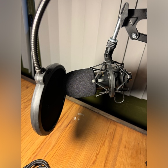 Tonor Microphone with stand - Picture 3 of 3